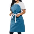 Delantal de trabajo de lona azul con tirantes blancos y bolsillos para la cocina. - Azul