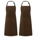 Détail de tablier de cuisine marron, deux poches avant, sangle de cou réglable, tissu. - Café