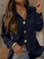 Dettaglio di una camicia blu scuro a manica lunga con eleganti bottoni metallici a cuore. - Taglia S / Blu navy