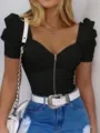 Vista di dettaglio del top nero da donna con scollo a cuore e cerniera lampo frontale. - Taglia S / Nero