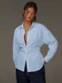 Dettaglio camicia maniche lunghe azzurra, taglio francese sciancrato colletto V. - Taglia S / Blu Reale