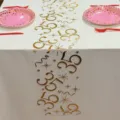 Détail du chemin de table en résille blanche avec imprimé or 35 et étoiles pour fête. - 28*275cm / 35ème Anniversaire Or