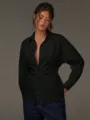 Camicia nera francese elegante a maniche lunghe con scollo a V e vita stretta da donna. - Taglia S / Nero Solido