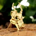 Detaillierte Nahaufnahme des goldenen Punk Tier-Totenkopf-Anhängers mit feiner Metalltextur. - Nur Anhänger (Ohne Kette) / Gold