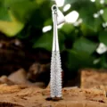 Nahaufnahme eines silbernen Strass besetzten Baseballschläger Anhängers mit funkelnden Kristallen. - Anhänger Ohne Kette / Stahlfarben