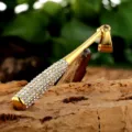 Detailaufnahme des Hiphop Strass Baseballschläger Anhängers, trendiger Titanschmuck. - Anhänger Ohne Kette / Gold