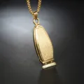 Detailaufnahme einer goldenen Friseur-Haarschneider-Anhänger-Halskette für Herren. - Nur Anhänger (Ohne Kette) / Gold
