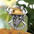 Ciondolo teschio punk in acciaio inossidabile con casco, primo piano di gioielli robusti - un solo ciondolo, senza catena / oro bicolore