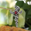 Roestvrijstalen gotische kruis dolg hanger met rode steen, punk gevleugelde zwaard ketting bedel. - Alleen Hanger (Zonder Ketting) / Rood