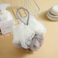 Zweifarbiger Duschschwamm aus Netzmaterial mit Aufhaengeseil, weiss-braune Variante. - Off-White
