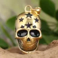Nahaufnahme Detail des goldenen Totenkopf Anhängers mit schwarzen Emaille Sternen Textur. - Nur Anhänger (Ohne Kette) / Gold