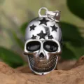 Herren Edelstahl Punk Totenkopf Anhänger Kette mit schwarzen Sternen im Biker Rock Stil. - Nur Anhänger (Ohne Kette) / Stahlfarben