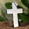 Edelstahl Kreuz Anhänger mit inspirierendem Zitat für den täglichen Gebrauch und Geschenke. - Anhänger Ohne Kette (Silberton)