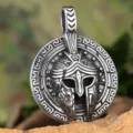 Detaillierte Nahaufnahme eines Wikinger Krieger Helm Anhängers aus Edelstahl mit Schild. - Nur Anhänger (Ohne Kette) / Silber