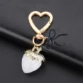 Porte-clés cœur doré avec pendentif fraise blanche et joli nœud papillon noir - Style 1