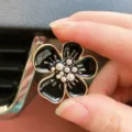 Black and gold metal five-petal flower car air vent clip with pearl decor aromatherapy. - Unscented Version / Black