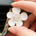 White enamel flower car air vent clip with pearl center, cute alloy aroma diffuser decor. - Unscented Version / White