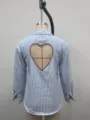Camicia a righe blu e bianche con un elegante design a cuore ritagliato sul retro. - Taglia S / Top / Blu