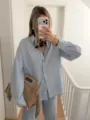 Dettagli della camicia a righe blu e bianche a maniche lunghe, con trama e vestibilità. - Taglia S / Top / Blu