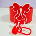 Détail de botte de tasse en silicone avec nœud rouge, accessoire compatible gobelet Stanley. - Combo 2 (Double Couronne)