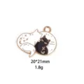 Gedetailleerde close-up van een schattige zwart-witte katten-emaille hanger voor DIY-sieraden. - 1# Kat die in de spiegel kijkt