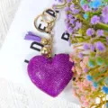 Porte-clés cœur en strass étincelant avec pompon violet, charm de sac chic et élégant. - Fuchsia