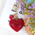 Porte-clés cœur en strass rouge avec quincaillerie dorée et pompon chic pour sacs. - Rouge