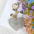 Porte-clés cœur en strass pendentif de sac avec pompon blanc et accessoires métalliques dorés - Blanc