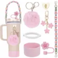 Gedetailleerd overzicht van roze beker accessoire set met bloemriem en pompon. - 7 Stuks (Zonder Beker) / Lichtroze