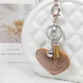 Pendentif de sac cœur en strass avec détail porte-clés à pompon, accessoires en cristal brillants. - Coloré