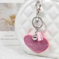 Porte-clés cœur en strass étincelant avec pompon rose et cloche accessoire élégant pour sac - Rose