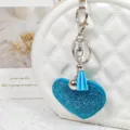 Porte-clés cœur en strass bleu avec pompon et cloche, charmant accessoire de sac élégant. - Bleu