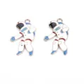 Detail opname van schattige astronaut emaille hanger voor DIY sieraden maken accessoires. - Astronaut