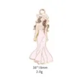 Gedetailleerd overzicht van de metalen emaille damesjurk hanger, elegant sieradenaccessoire. - 3# Roze