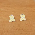 Leuke geel-witte geruite berenhanger voor DIY armbanden en sleutelhangers accessoires. - Gele Beer