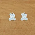 Gedetailleerde close-up van schattige blauw-witte geruite strikbeer bedels voor DIY sieraden maken. - Blauwe Beer