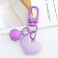 Détail de porte-clés cœur violet avec pendentif cœur facetté et charmante cloche. - Violet