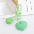 Vue détaillée de porte-clés cœur facetté vert, joli pendentif clochette pour sac et écouteurs. - Vert