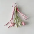 Detailaufnahme des Tulpen-Schlüsselanhängers mit rosa Stoffblumen und niedlichem Herzkarabiner. - Stil 1