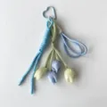 Detailaufnahme von handgefertigten Band-Tulpen-Schlüsselanhänger mit Herzverschluss für Taschen. - Stil 2