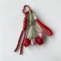 Tulpen Schlüsselanhänger Detailansicht mit rotem Flechtseil und hübschen Stoffblumen. - Stil 3