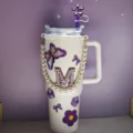 Vista dettagliata del tumbler isolato bianco con catena di perle, ricamo farfalla e lettera M. - Set di Accessori per Bicchieri Termici / Set 2 (Lettera M)