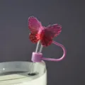 Dettaglio copri-cannuccia farfalla rosa iridescente, simpatico tappo antipolvere per bicchieri. - Rosa