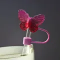 Primo piano dettagliato di un topper per cannuccia a farfalla in cristallo rosa per tazze. - Rosa (Fig.6)