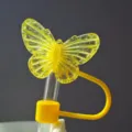Primo piano dettagliato di un topper per cannuccia a farfalla gialla da 10 mm per tazze. - Giallo (Fig.5)
