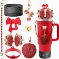 Ensemble d'accessoires pour gourde rouge avec botte en silicone, nœud, pompon et chaînes dorées. - Série 2