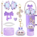 Ensemble d'accessoires gourde violette avec nœud pailleté, pendentif lapin en peluche et chaîne. - Série 6