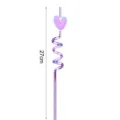 Vista dettagliata della cannuccia di plastica riccia viola con decorazione a cuore qui. - Viola