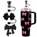 Vue détaillée du gobelet noir strassé avec des motifs de nœuds roses et des accessoires de paille. - Ensemble de 3 couvre-pailles (Hors gobelet et paille) / 2