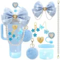 Detailansicht blauer Becher Zubehör Set mit Schleife, Anhängern, Bommel und Strohhalm Kappe. - Stil 1